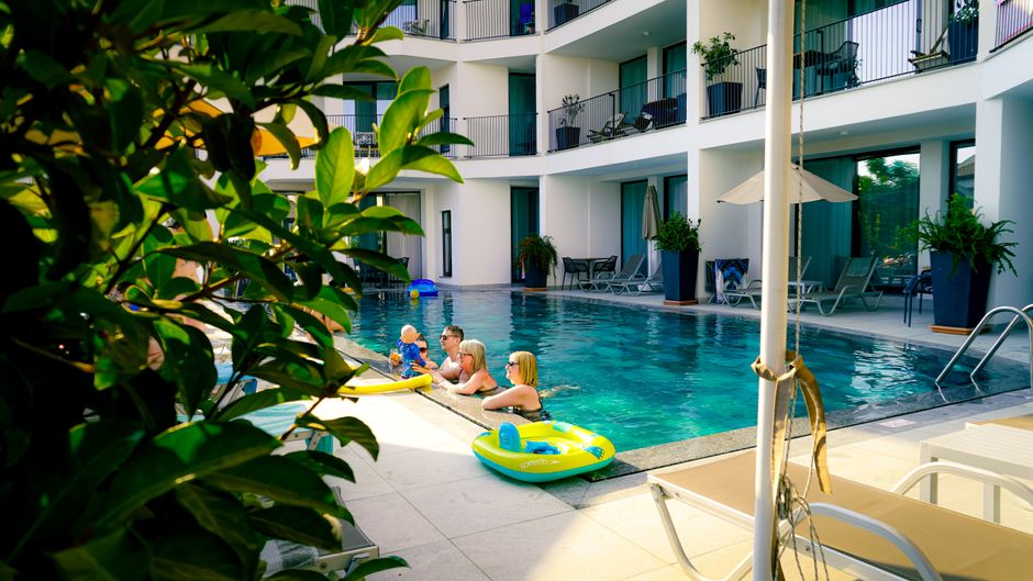 Enjoy a sunny day by the hotel pool in Antalya, Türkiye.